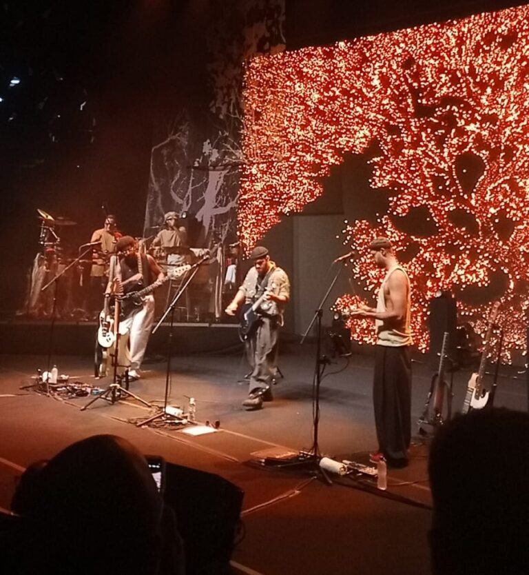 Gilsons Lança Turnê Mundial com Show Lotado em Salvador: Confira os Melhores Momentos