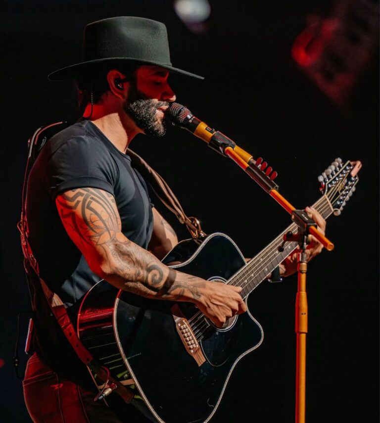 Gusttavo Lima Lança Álbum de Fotos de Show Incrível na Praia do Forte