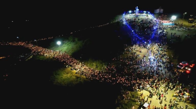 Mais de 20 mil pessoas participam da emocionante Procissão do Fogaréu na Bahia