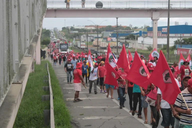 MST Realiza Marcha de 120 km na Bahia: Dois Mil Participantes de Feira de Santana a Salvador MST Realiza Marcha de 120 km na Bahia: Dois Mil Participantes de Feira de Santana a Salvador