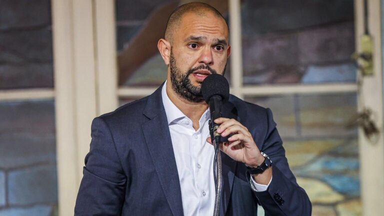 Presidente do Fluminense Reclama de Arbitragem: Gol Anulado e Comparação com Bahia