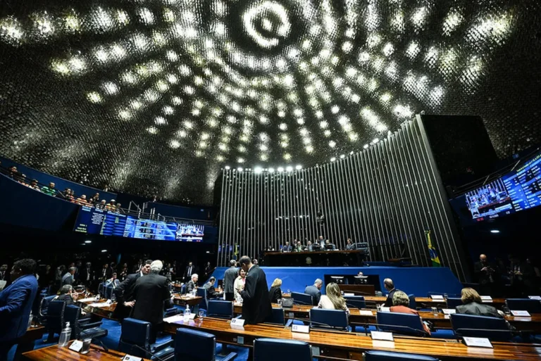 Renúncias de Governadores: 11 Chegam ao Cenário Político em Busca de Novos Cargos Renúncias de Governadores: 11 Chegam ao Cenário Político em Busca de Novos Cargos