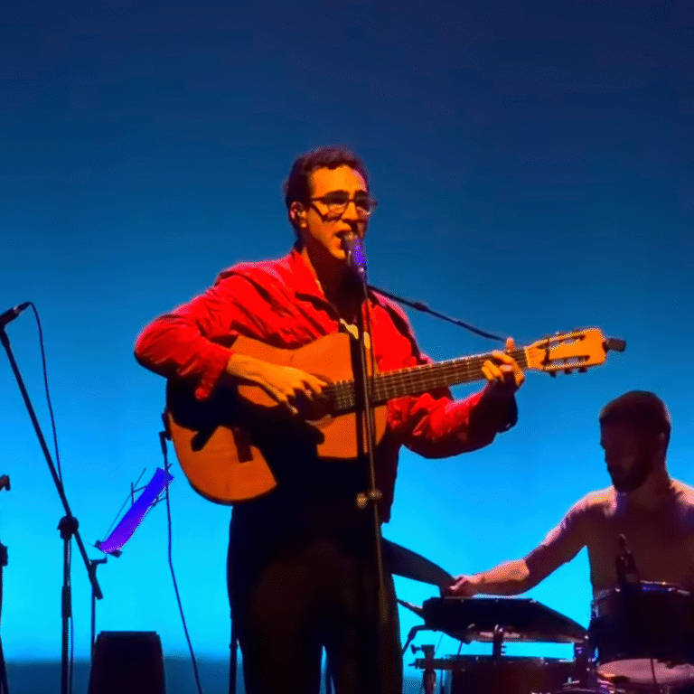 Zeca Veloso lança turnê emocionante com banda no Rio de Janeiro Zeca Veloso lança turnê emocionante com banda no Rio de Janeiro