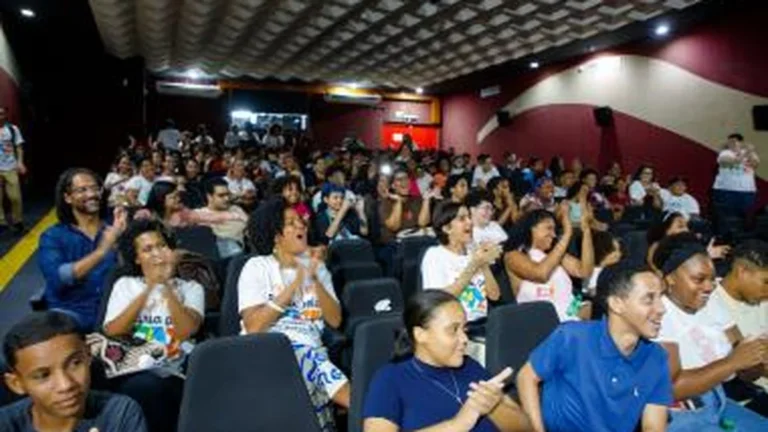 Programa Bahia Pela Paz leva 130 jovens para sessão especial do filme “Sonho de Arrocha” Programa Bahia Pela Paz leva 130 jovens para sessão especial do filme “Sonho de Arrocha”