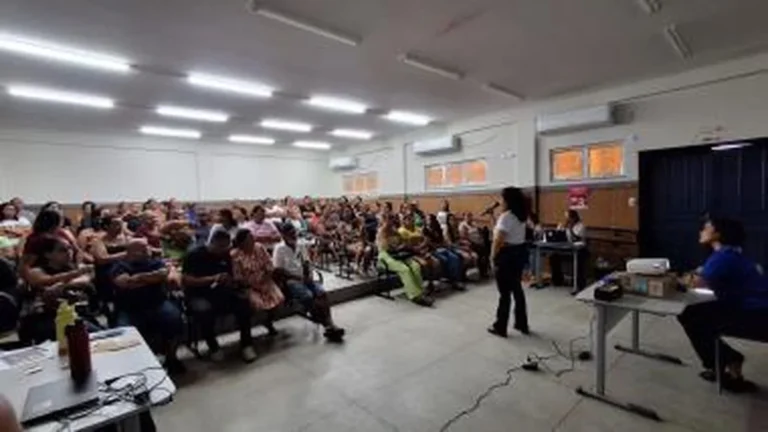 Encontros fortalecem vínculo entre famílias e escolas e ampliam alcance do Bolsa Presença e Pé-de-Meia na Bahia Encontros fortalecem vínculo entre famílias e escolas e ampliam alcance do Bolsa Presença e Pé-de-Me