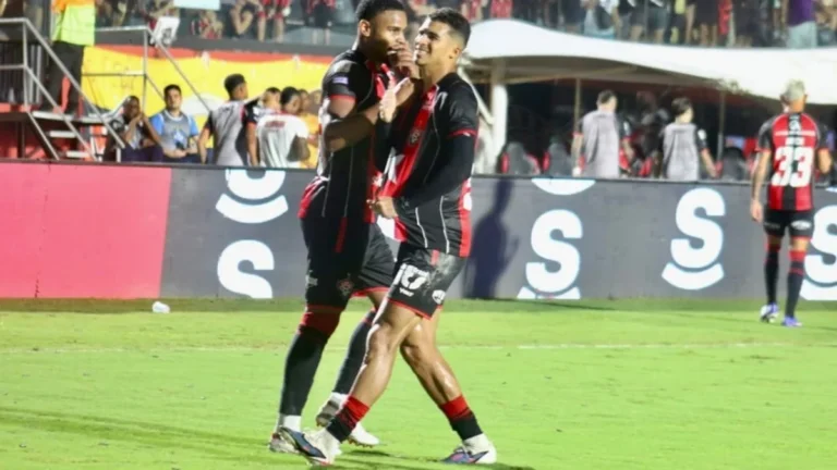 Vitória mantém invencibilidade no Barradão e vence Internacional pela Série A Vitória mantém invencibilidade no Barradão e vence Internacional pela Série A