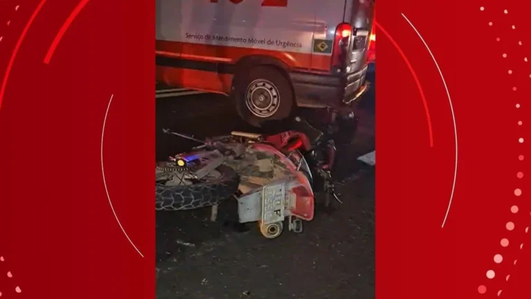 Acidente grave entre carro e moto fere homem na BR-324 na Bahia