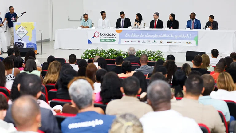 Mais de 130 Representantes de 32 Municípios Baianos Debatem Desafios da Educação Pública em Feira de Santana Mais de 130 Representantes de 32 Municípios Baianos Debatem Desafios da Educação Pública em Feira de