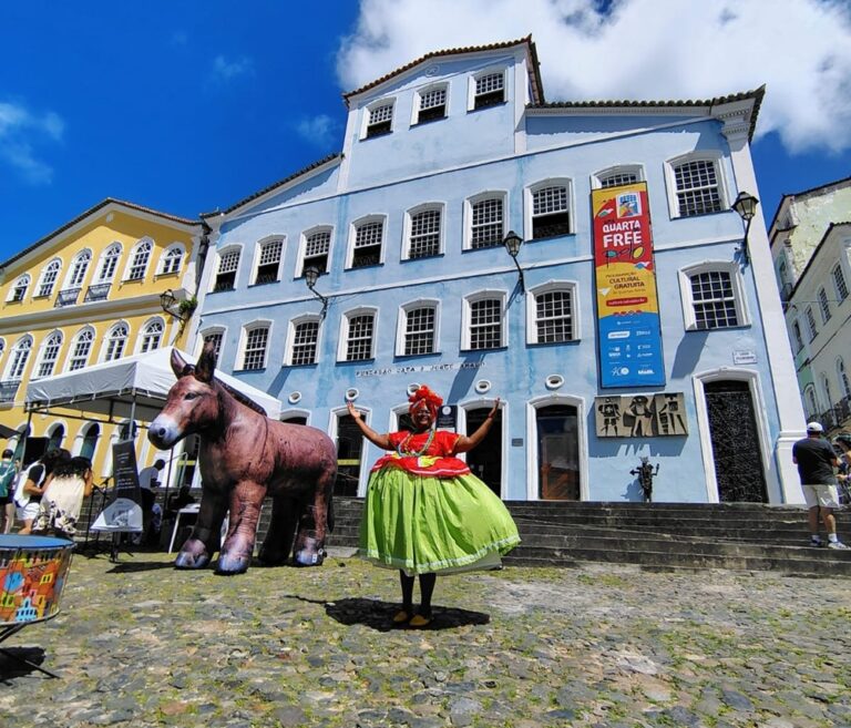 Jumento Inflável no Pelourinho: Símbolo de Mobilização Cultural e Ambiental em Salvador
