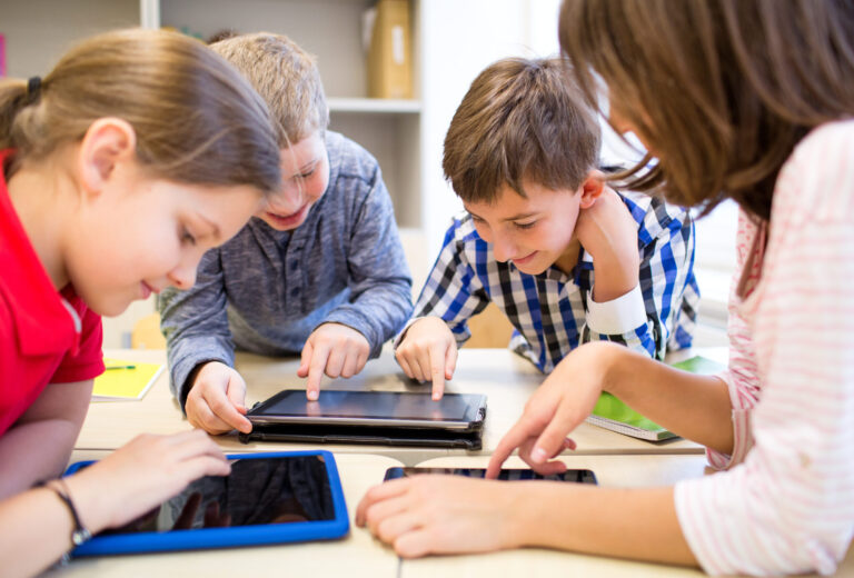 Minecraft e Roblox: Jogos Eletrônicos como Ferramentas Educacionais Inovadoras