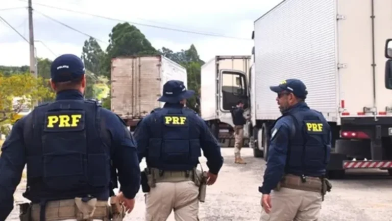 Bahia: colisão entre caminhão e van na BR-116 deixa 8 mortos Bahia: colisão entre caminhão e van na BR-116 deixa 8 mortos