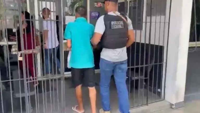 Homem é preso na Bahia suspeito de assaltos em Santo Antônio de Jesus Homem é preso na Bahia suspeito de assaltos em Santo Antônio de Jesus