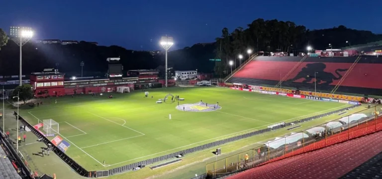 Vitória e Coritiba se enfrentam no Barradão: Saiba onde assistir e escalações