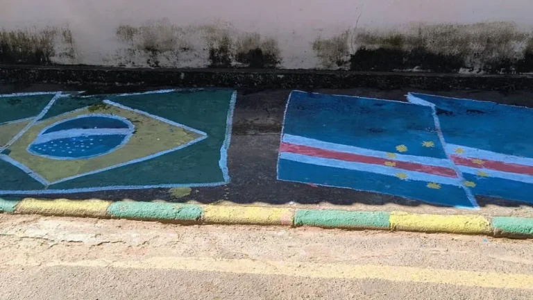 Moradores de Cabo Verde (MG) Pintam Rua e Se Reúnem para Torcer pela Seleção Africana na Copa