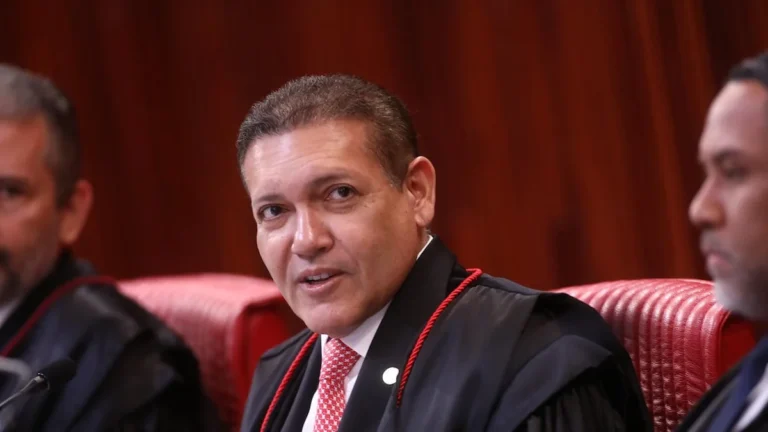 Ministros do TSE Divergem sobre Suspensão de Pesquisa que Impacta Candidatura de Flávio Bolsonaro