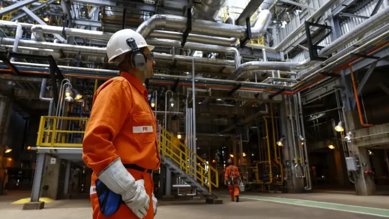 Economia Brasileira Cresce 0,1% em Abril Mesmo com Juros Altos e Choque Externo Economia Brasileira Cresce 0,1% em Abril Mesmo com Juros Altos e Choque Externo