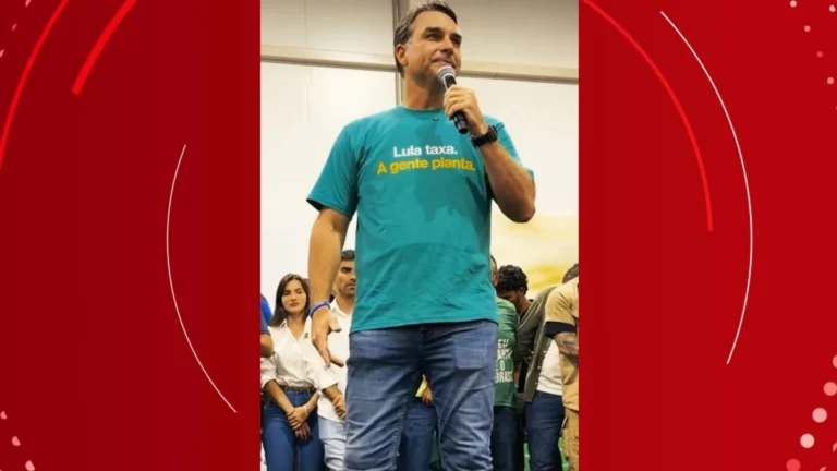 Flávio Bolsonaro realiza campanha em Luís Eduardo Magalhães e critica governo Lula na Bahia Flávio Bolsonaro realiza campanha em Luís Eduardo Magalhães e critica governo Lula na Bahia