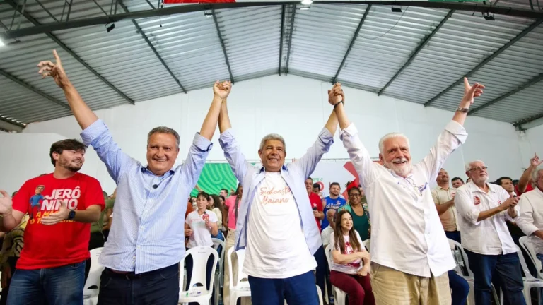 Wagner destaca 20 anos de modernização da Bahia pelo grupo petista em Vitória da Conquista Wagner destaca 20 anos de modernização da Bahia pelo grupo petista em Vitória da Conquista