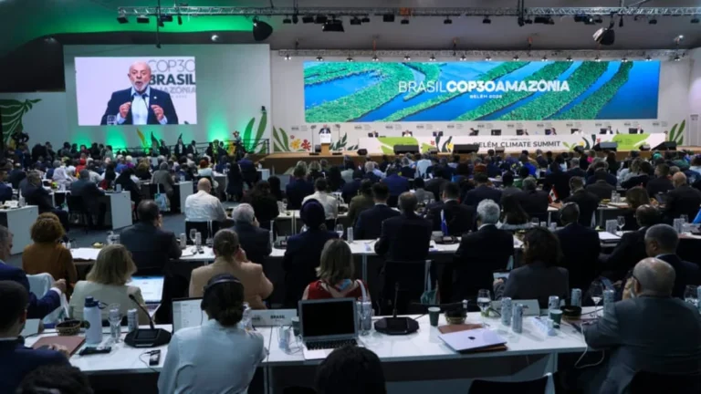 Desafios e cortes ameaçam o jornalismo climático no Brasil e no mundo Desafios e cortes ameaçam o jornalismo climático no Brasil e no mundo