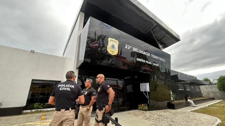 Dupla é presa suspeita de extorquir provedores de internet na Bahia; grupo movimentava mais de R$ 100 mil por mês Dupla é presa suspeita de extorquir provedores de internet na Bahia; grupo movimentava mais de R$ 10