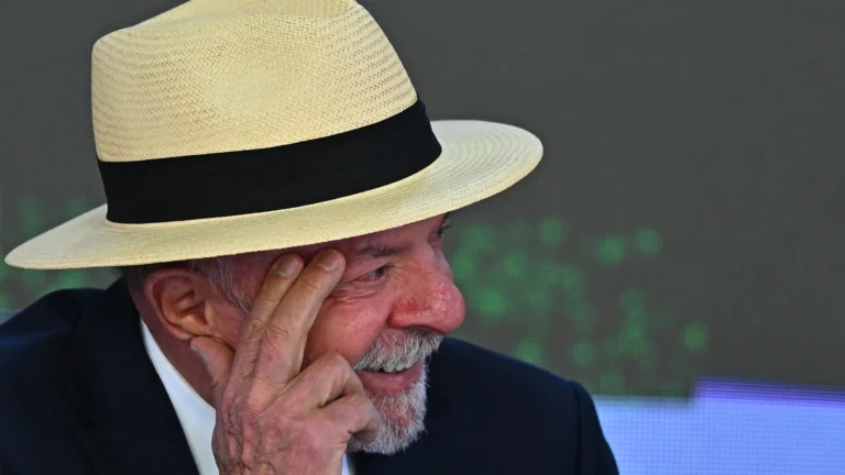 Lula admite erro ao pedir votos na Bahia e prevê multa do TSE Lula admite erro ao pedir votos na Bahia e prevê multa do TSE