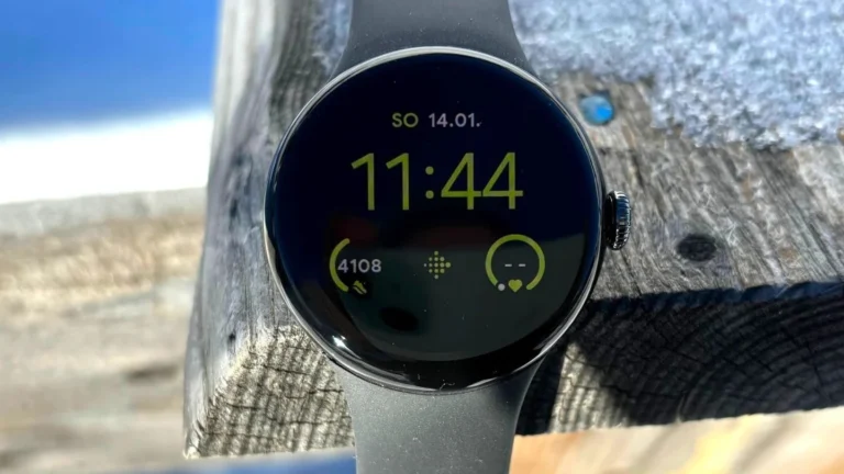 Este aplicativo inteligente transforma seu Pixel Watch em um radar de voos em tempo real