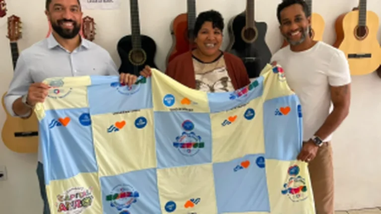Prefeitura transforma mais de 1,6 mil camisas em cobertores e ajuda 100 famílias em Salvador