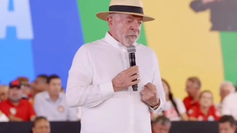 Lula pede votos na Bahia antes do período permitido e gera questionamentos Lula pede votos na Bahia antes do período permitido e gera questionamentos